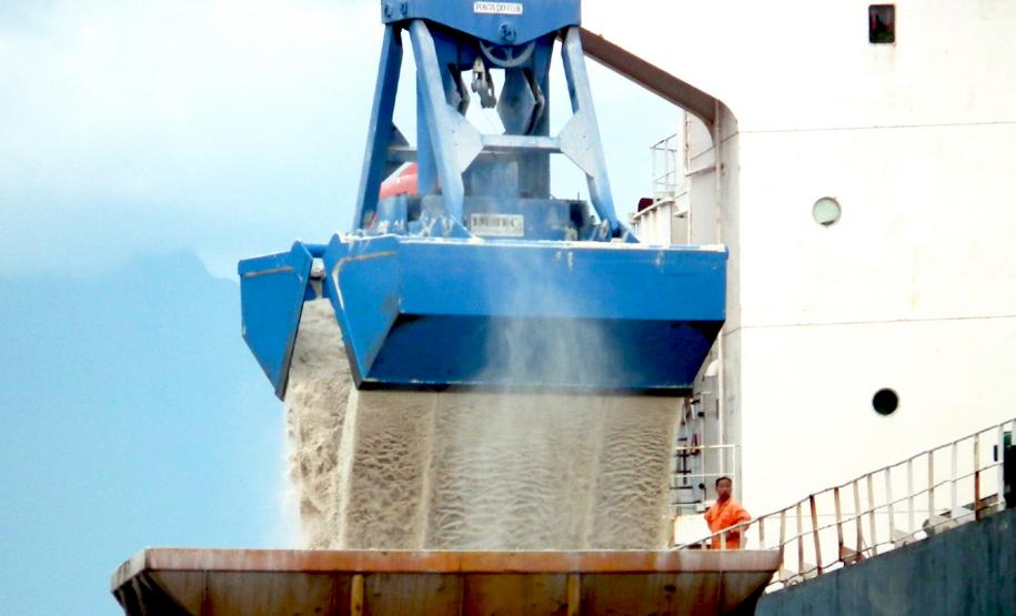 Movimentação de mercadorias pelo Porto de Antonina cresce 800% em 2011 O Porto de Antonina já movimentou 1,15 milhão de toneladas de mercadorias desde a retomada das operações, no início deste ano. O terminal – que estava praticamente inoperante em decorrência de problemas de mercado e de limitações impostas pelo governo anterior – movimenta principalmente fertilizantes, mas também açúcar, contêineres e carga geral, e deve trabalhar com volumes crescentes nos próximos anos.