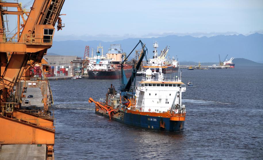 Para realizar o serviço, será contratada uma draga auto-transportadora do tipo Hopper. O trabalho levará cerca de oito meses para ser concluído e durante este tempo não haverá restrições de navegação no Canal, fazendo com que os procedimentos de entrada e saída de navios permaneçam inalterados, apenas obedecendo alguns cuidados adicionais de segurança.