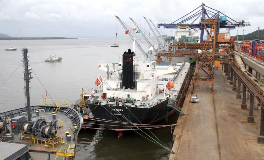 Ibama autoriza dragagem do Canal da Galheta A dragagem deverá custar em torno de R$ 25 milhões e será paga com recursos próprios da Appa. Ao todo, devem ser retirados das áreas críticas ao longo do Canal cerca de 2,5 milhões de metros cúbicos de sedimentos. A área de despejo ficará 22 quilômetros distante do local dragado. Com a dragagem, será restabelecida a profundidade original do Canal da Galheta que é de até 15 metros.