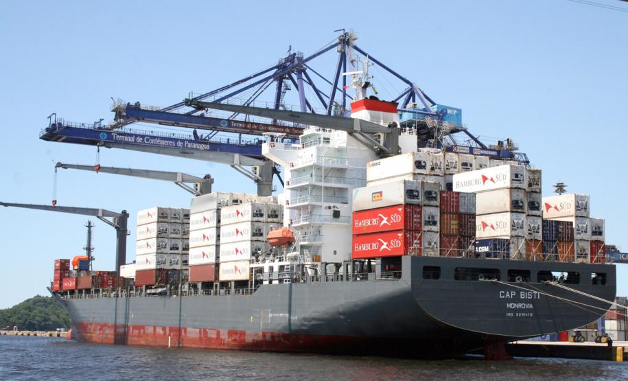 Ibama autoriza dragagem do Canal da Galheta A dragagem deverá custar em torno de R$ 25 milhões e será paga com recursos próprios da Appa. Ao todo, devem ser retirados das áreas críticas ao longo do Canal cerca de 2,5 milhões de metros cúbicos de sedimentos. A área de despejo ficará 22 quilômetros distante do local dragado. Com a dragagem, será restabelecida a profundidade original do Canal da Galheta que é de até 15 metros.