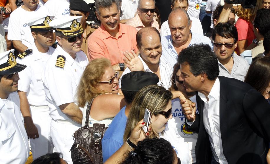 O governador Beto Richa entregou à comunidade do litoral, nesta sexta-feira, a sinalização náutica do acesso à baía de Guaratuba. Por determinação do governador, o porto de Paranaguá instalou o sistema de sinalização náutica no local, antiga reivindicação de pescadores e moradores.