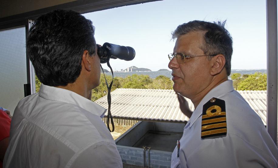 Promover a sinalização adequada da baía é uma resposta do governo do Paraná à uma antiga reivindicação dos moradores e pescadores de Guaratuba. Com condições climáticas desfavoráveis, a navegação na baía acaba sendo perigosa, sendo primordial a sinalização da entrada do canal. A sinalização da baía só está sendo possível graças ao apoio e empenho da Capitania dos Portos.