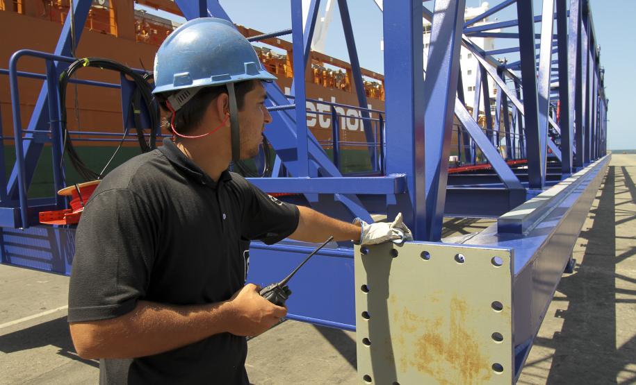 Porto de Paranaguá recebe novos guindastes para contêineres Com o aumento do cais e com a aquisição de mais equipamentos, a capacidade prevista do TCP em 2013 chegará a 1,5 milhão de TEUs/ano.