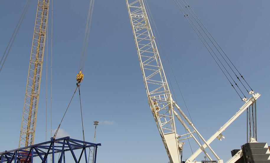 Porto de Paranaguá recebe novos guindastes para contêineres Ao todo, estão sendo investidos R$ 185 milhões para ampliar a capacidade de movimentação. Do início do ano até agora, o Porto de Paranaguá aumentou em 10% sua movimentação de contêineres cheios em relação a 2010.