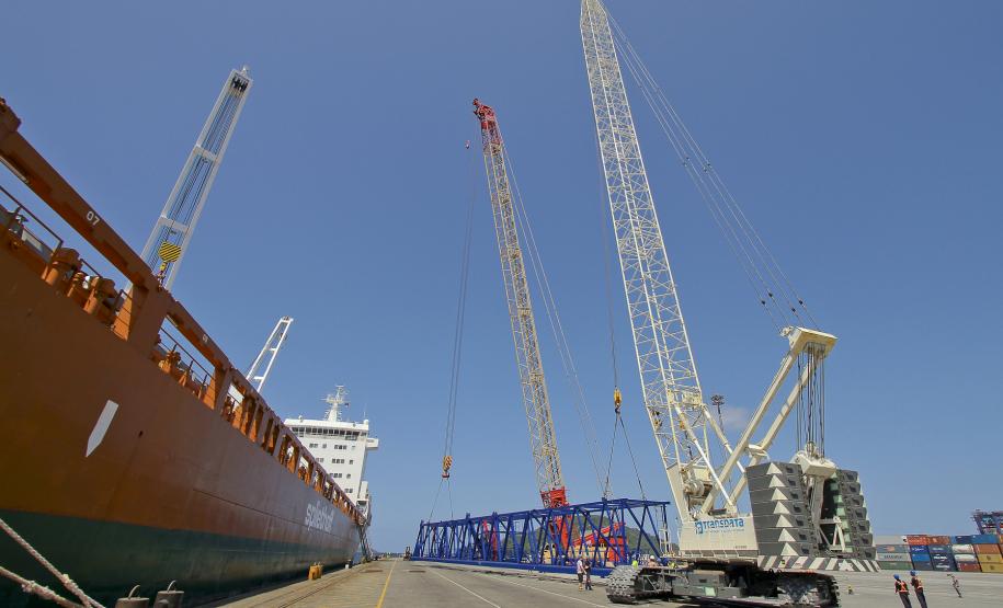 Porto de Paranaguá recebe novos guindastes para contêineres Os equipamentos adquiridos vêm atender à demanda causada pela instalação de quatro novas linhas de navegação este ano, que estão atendendo Europa, Ásia, Caribe e Golfo do México e a Costa Leste dos Estados Unidos. Estas novas linhas somam-se às 17 já existentes, ampliando a abrangência de atendimento do Porto de Paranaguá, além de possibilitar aumento direto na movimentação de contêineres.