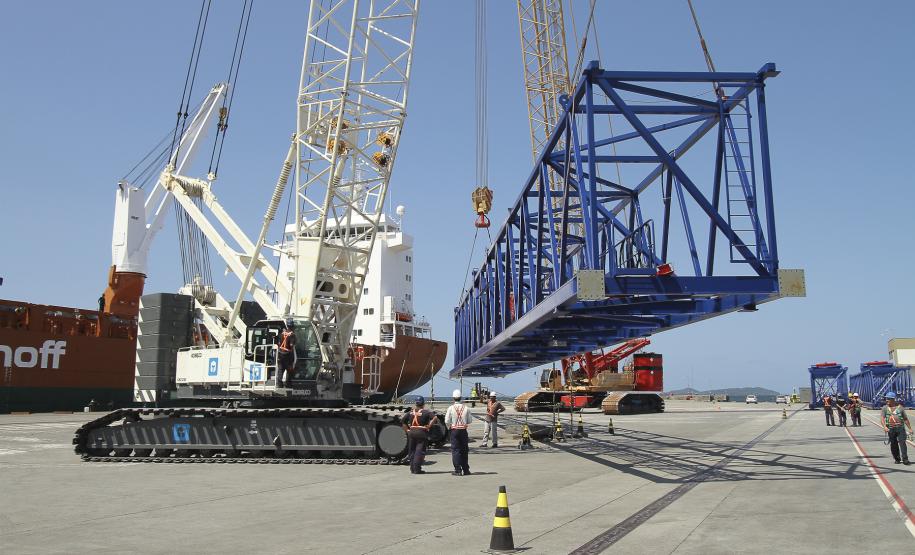 Porto de Paranaguá recebe novos guindastes para contêineres Além dos portêineres, foram adquiridos também seis pontes rolantes sobre rodas, utilizadas para a movimentação de contêineres em pátio (os RTGs).