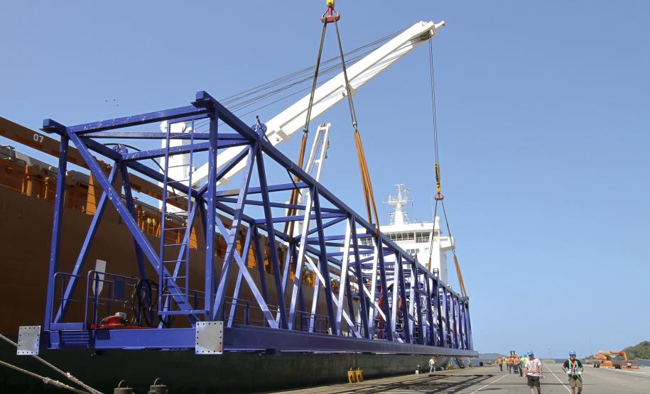 Porto de Paranaguá recebe novos guindastes para contêineres Chegaram ao Porto de Paranaguá dois portêineres que irão ampliar em 50% a capacidade de movimentação de cargas do Terminal de Contêineres de Paranaguá (TCP), a partir de 2012.