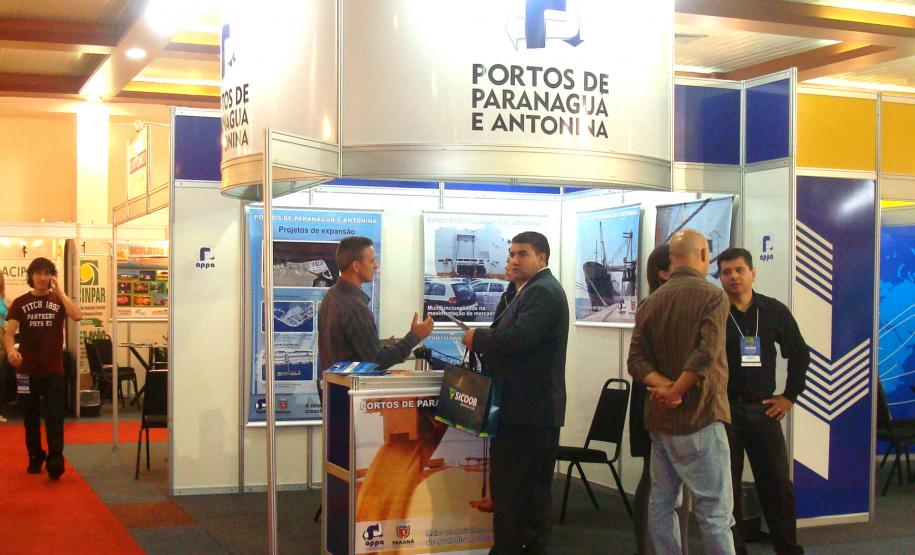 Micro e pequenos empresários de todo o Paraná estão reunidos de hoje até quarta-feira, em Foz do Iguaçu para a XXI Convenção Anual da Federação das Associações Comerciais do Paraná (Faciap). A Administração dos Portos de Paranaguá e Antonina (Appa) participa do evento. O objetivo é apresentar os portos paranaenses como opção para os micro e pequenos empresários.