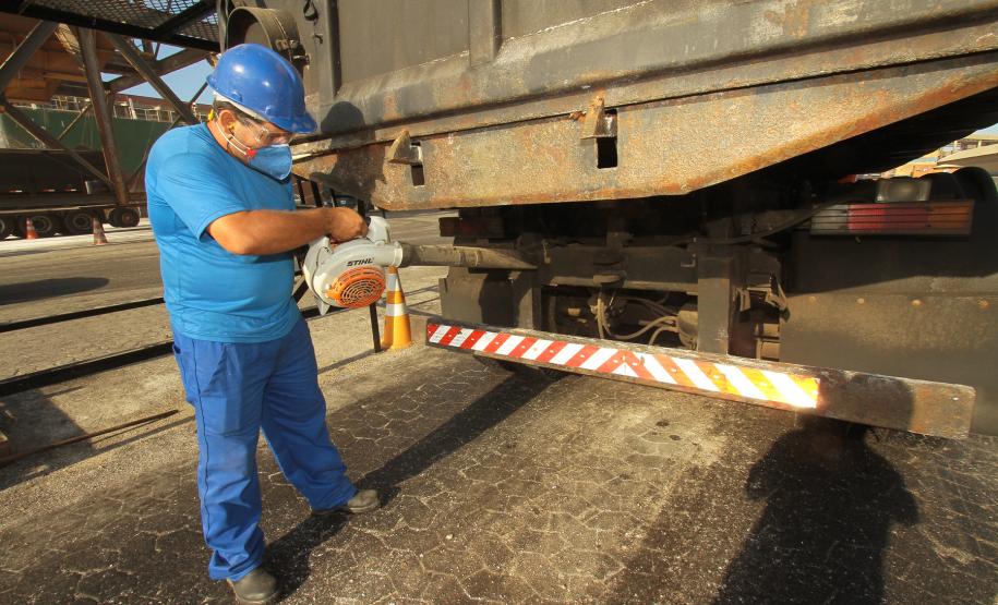 A Administração dos Portos de Paranaguá e Antonina (Appa) e os operadores portuários começaram uma operação nesta terça-feira (8) para garantir que nenhum caminhão que carrega fertilizantes e outros granéis deixe a área primária do cais sem passar por uma higienização, com jateamento mecânico de ar.