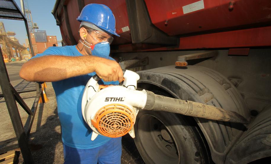O material coletado na varredura é recolhido e enviado pela Associação dos Operadores do Corredor de Exportação do Porto de Paranaguá para uma empresa de Ponta Grossa (PR), que faz a compostagem do material e transforma em adubo para a plantação de grama. Desde janeiro foram recolhidos 2,4 mil toneladas de resíduos destinados à compostagem.