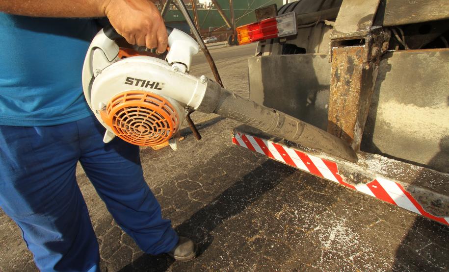 Como parte do trabalho em andamento para limpar as vias de acesso ao porto, o mesmo processo está sendo adotado em todos os terminais e moegas, para caminhões que descarregam grãos em Paranaguá. Os veículos também passarão por uma fiscalização para corrigir vazamentos e outras falhas que facilitem o derramamento de produtos nas ruas.