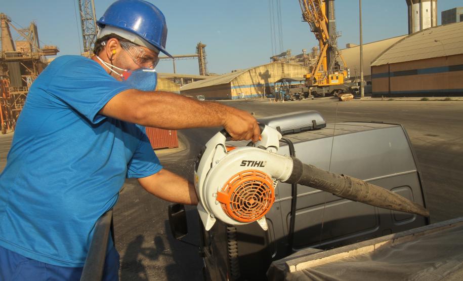 Foram contratados também os serviços de uma máquina varredeira e de 80 pessoas, que são responsáveis por fazer a manutenção da limpeza das ruas no entorno do porto. Outras duas máquinas, de menor porte, fazem a limpeza na área do cais. O processo de higienização dos caminhões será feito 24 horas por dia.