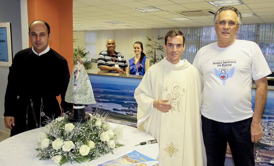 Portuários arrecadam 300 cestas básicas para o Santuário do Rocio Funcionários da Administração dos Portos de Paranaguá e Antonina (Appa) fizeram uma doação de 300 cestas básicas ao Santuáio do Rocio após a tradicional visita da imagem da Santa às instalações do Porto de Paranaguá.