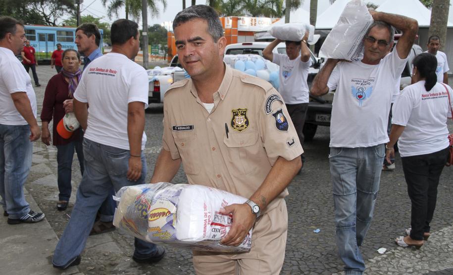 Portuários arrecadam 300 cestas básicas para o Santuário do Rocio Durante a missa que foi rezada em homenagem aos portuários, alguns funcionários, levaram ao altar parte das cestas doadas.