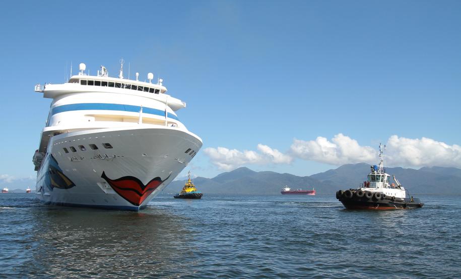 Porto de Paranaguá recebe primeiro navio de cruzeiros da temporada O Porto de Paranaguá recebeu hoje o navio de cruzeiros de bandeira alemã Aida Cara. Um grupo de 1.300 passageiros alemães, austríacos e suíços aportará na primeira de quatro paradas previstas pela companhia Aida Cruises no litoral paranaense durante a temporada 2011-2012.