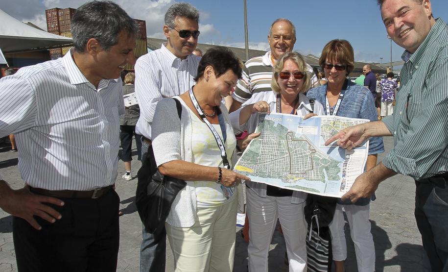 Porto de Paranaguá recebe primeiro navio de cruzeiros da temporada A passagem do Aida Cara por Paranaguá é o primeiro passo para uma grande mudança do perfil de toda a região litorânea, pela movimentação do comércio, do artesanato e da oferta de serviços ligados ao turismo.