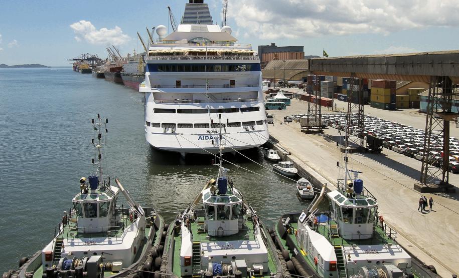 Porto de Paranaguá recebe primeiro navio de cruzeiros da temporada Um berço de atracação foi preparado para garantir toda a segurança e a mobilidade dos visitantes que passarem pelo porto. Cerca de 1300 turistas alemães, austríacos e suíços estão á bordo do navio que fará quatro paradas no litoral paranaense durante a temporada 2011-2012.