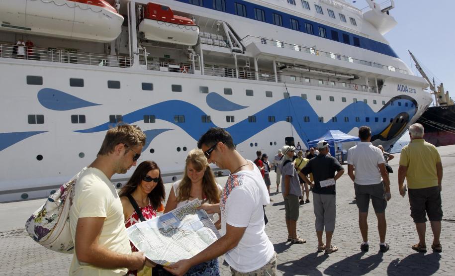 Porto de Paranaguá recebe primeiro navio de cruzeiros da temporada Os turistas seguiram para passeios turísticos no litoral, visitando locais como as cidades históricas de Antonina e Morretes, as ilhas da baía de Paranaguá, e Curitiba. Aqueles que decidiram ficar em Paranaguá para conhecer a cidade, foram encaminhados à Praça de Eventos 29 de Julho, no centro histórico.