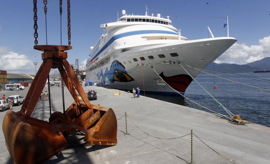 Porto de Paranaguá recebe primeiro navio de cruzeiros da temporada Um berço de atracação foi preparado para garantir toda a segurança e a mobilidade dos visitantes que passarem pelo porto. Cerca de 1300 turistas alemães, austríacos e suíços estão á bordo do navio que fará quatro paradas no litoral paranaense durante a temporada 2011-2012.