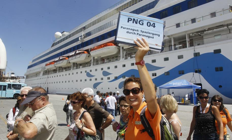 Porto de Paranaguá recebe primeiro navio de cruzeiros da temporada A chegada do navio de cruzeiros alemão Aida Cara ao Porto de Paranaguá movimentou o Litoral do Paraná nesta quinta-feira (17). Brindados com um dia ensolarado, quase todos os 1.400 passageiros de origem alemã, austríaca e suíça, além de parte da tripulação, aproveitaram para sair da embarcação e conhecer a cidade e passear pela região. Um dos destinos mais procurados foi a Ilha do Mel, mas a maioria preferiu mesmo passear pela área histórica de Paranaguá.