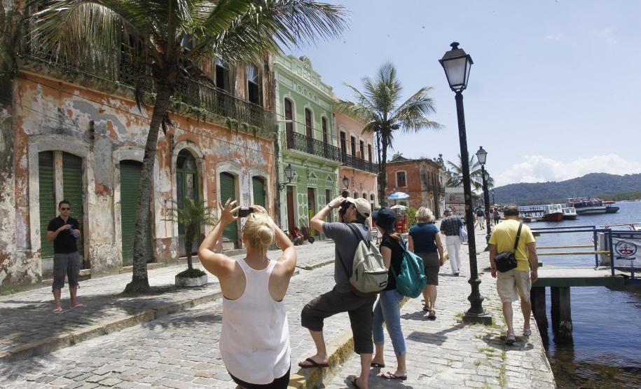 Porto de Paranaguá recebe primeiro navio de cruzeiros da temporada Os turistas seguiram para passeios turísticos no litoral, visitando locais como as cidades históricas de Antonina e Morretes, as ilhas da baía de Paranaguá, e Curitiba. Aqueles que decidiram ficar em Paranaguá para conhecer a cidade, foram encaminhados à Praça de Eventos 29 de Julho, no centro histórico.