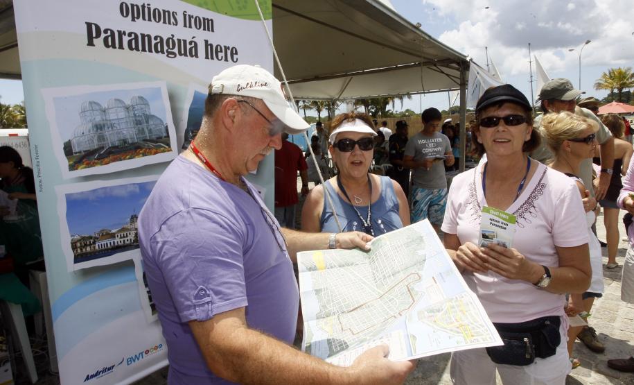 Porto de Paranaguá recebe primeiro navio de cruzeiros da temporada Os turistas seguiram para passeios turísticos no litoral, visitando locais como as cidades históricas de Antonina e Morretes, as ilhas da baía de Paranaguá, e Curitiba. Aqueles que decidiram ficar em Paranaguá para conhecer a cidade, foram encaminhados à Praça de Eventos 29 de Julho, no centro histórico.
