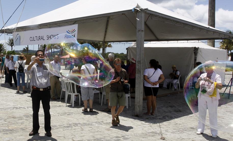 Porto de Paranaguá recebe primeiro navio de cruzeiros da temporada Os turistas seguiram para passeios turísticos no litoral, visitando locais como as cidades históricas de Antonina e Morretes, as ilhas da baía de Paranaguá, e Curitiba. Aqueles que decidiram ficar em Paranaguá para conhecer a cidade, foram encaminhados à Praça de Eventos 29 de Julho, no centro histórico.