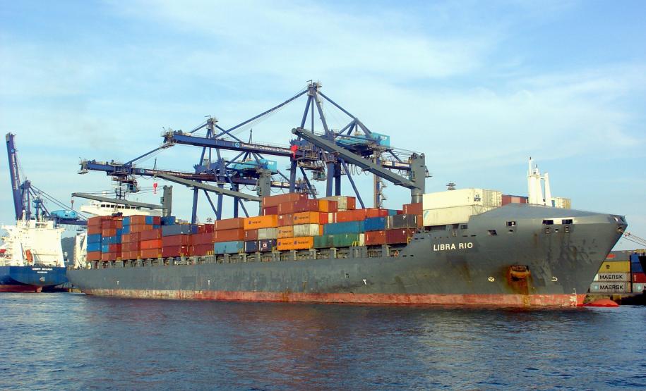 Estaleiro de reparos navais poderá ser instalado em Paranaguá Existem cerca de 29 mil navios no mundo, com capacidade para 10 mil toneladas ou mais. Destes, cerca de oito mil navegam pela América do Sul todos os anos, o que gera uma demanda de reparos de 1500 navios deste porte anualmente. Entre as regiões que estão sendo estudadas pela empresa para a instalação do empreendimento está a região do Embocuí.