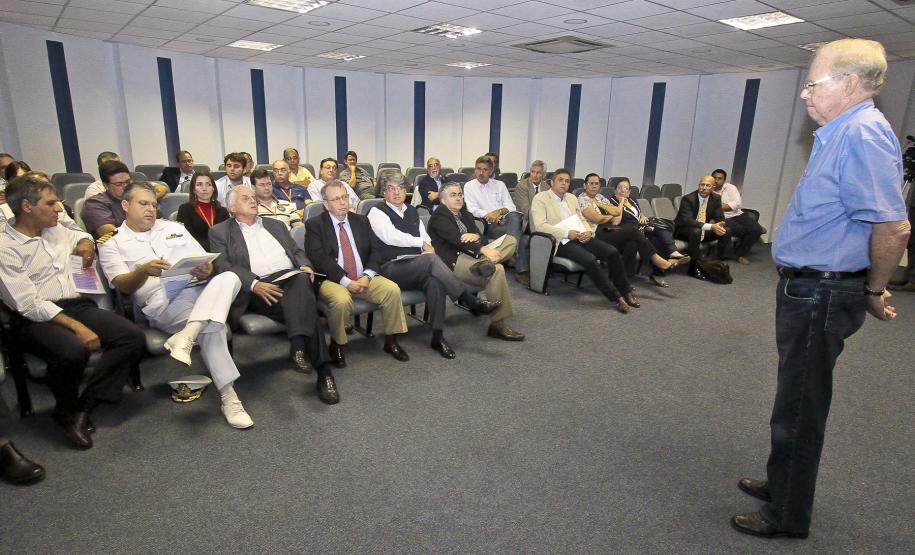 Estaleiro de reparos navais poderá ser instalado em Paranaguá Os técnicos da empresa McQuilling Services verificaram que há grande demanda por serviços de reparos navais, principalmente para navios de grande porte. O estaleiro terá duas docas, 1800 metros de cais e será instalado numa área de 850 mil metros quadrados. Uma vez pronto, será o maior estaleiro do Brasil e uma de suas docas – a de maior porte – será a maior de toda costa leste americana.