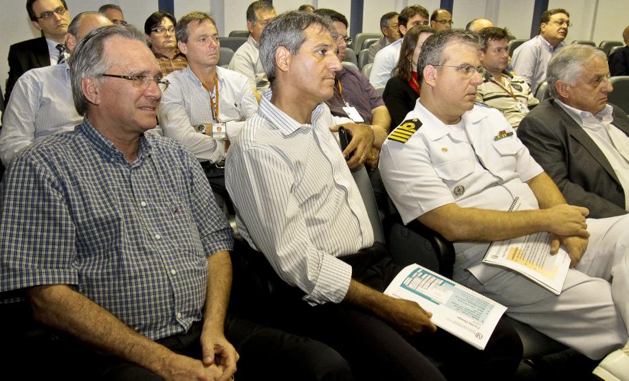 Estaleiro de reparos navais poderá ser instalado em Paranaguá O Paraná seria o melhor local para receber o estaleiro em função da localização geográfica privilegia e mão de obra qualificada, explicaram técnicos da empresa que apresentou o projeto. O diretor técnico do Porto, Paulnho Dalmaz, o secretário de estado de Infraestrutura e Logística, José Richa Filho, o capitão dos portos do Paraná, José Henrique Rabello, diretores e engenheiros da Appa, além de técnicos do Instituto de Engenharia do Paraná, assistiram à apresentação.