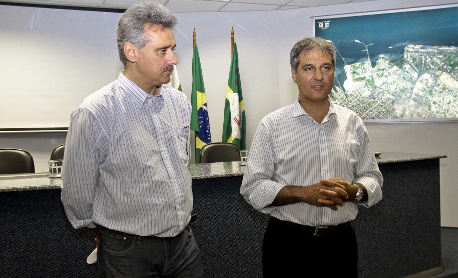 Estaleiro de reparos navais poderá ser instalado em Paranaguá O superintendente da Administração dos Portos de Paranaguá e Antonina, Airton Maron e o secretário de estado de Infraestrutura e Logística, José Richa Filho, particparam da reunião que apresentou o projeto.