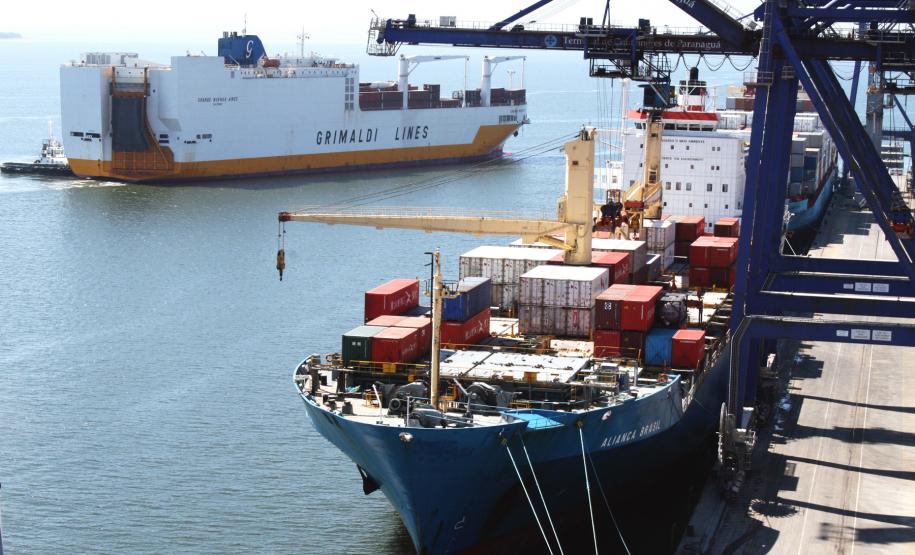 Estaleiro de reparos navais poderá ser instalado em Paranaguá Uma empresa norte-americana está finalizando os estudos de viabilidade técnica para a instalação de um estaleiro de reparos na região do Porto de Paranaguá, no Paraná. Há um ano a empresa McQuilling Services está fazendo estudos para averiguar qual região do Brasil seria a ideal para receber um empreendimento deste tipo. O empreendimento, orçado em R$ 500 milhões, estará pronto para entrar em funcionamento em 2015 e gerará mil empregos diretos e mil empregos indiretos.