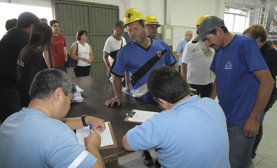 Acidentes envolvendo Trabalhadores Portuários Avulsos cai 30% em Paranaguá Cerca de 11 mil trabalhadores atuam nos terminais portuários privados, empresas exportadoras e importadoras, agenciadores marítimos, fornecedores e praticagem em Paranaguá. Outros 2.600 TPAs atuam em Paranaguá, além dos 766 funcionários ligados diretamente à Appa.