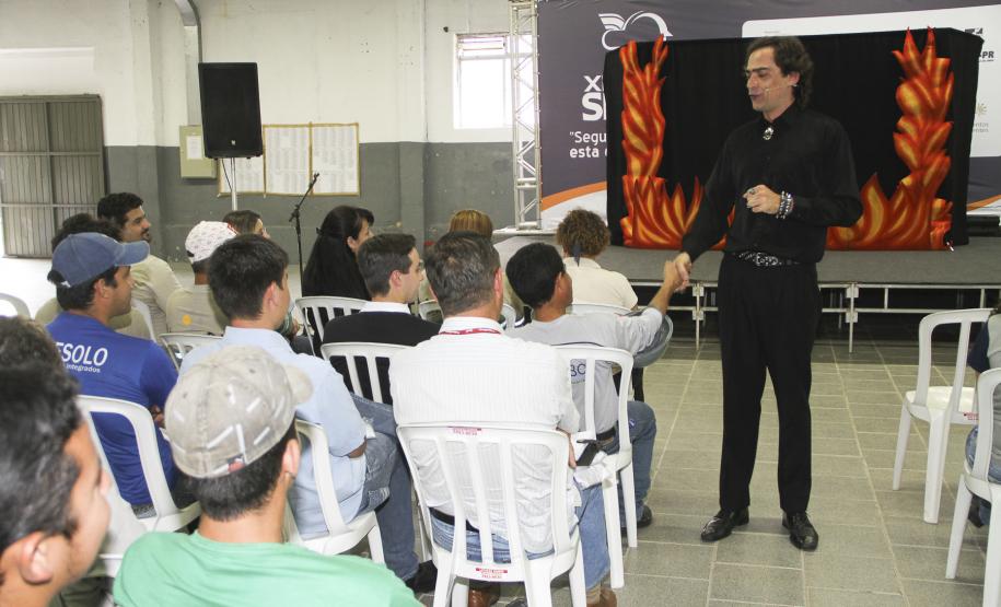 Acidentes envolvendo Trabalhadores Portuários Avulsos cai 30% em Paranaguá Até outubro, foram registrados 95 acidentes envolvendo TPAs. No mesmo período de 2010, foram 140 acidentes. Este ano, o tema da XI SIPATP é “Segurança Absoluta: esta é a nossa meta”. Até a próxima sexta-feira (25), funcionários do Porto de Paranaguá, Trabalhadores Portuários Avulsos e funcionários de 15 empresas do setor que apóiam o evento participam de palestras interativas e lúdicas.