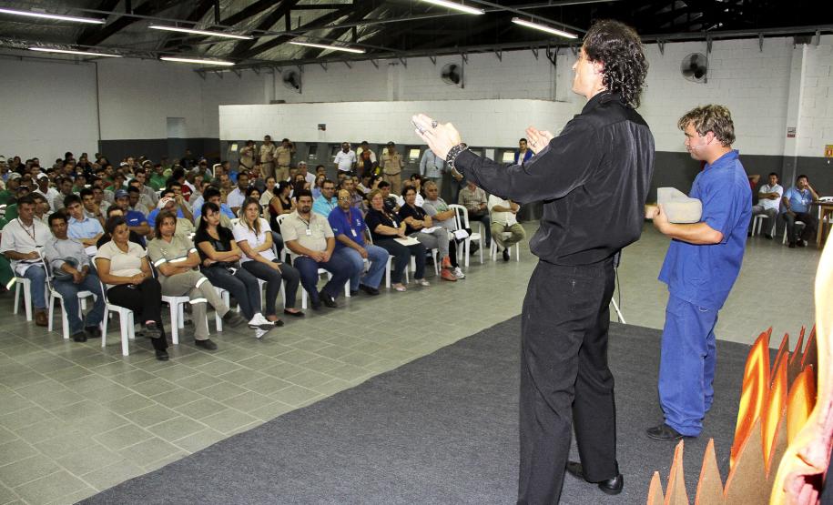 Acidentes envolvendo Trabalhadores Portuários Avulsos cai 30% em Paranaguá As palestras estão sendo ministradas no Armazém 5 do Ogmo, das 9h às 10h30.
A XI SIPATP é promovida em parceria com a Andali, AGTL, Centrosul, Coamo, Fortesolo, Harbor, Interalli, Multitrans, Pasa, PFT, Rocha, Sadia, Serra do Mar, Sul Terminais e TCP.