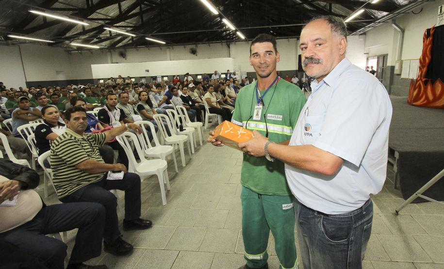 Acidentes envolvendo Trabalhadores Portuários Avulsos cai 30% em Paranaguá Este ano, o tema da XI SIPATP é “Segurança Absoluta: esta é a nossa meta”. Até a próxima sexta-feira (25), funcionários do Porto de Paranaguá, Trabalhadores Portuários Avulsos e funcionários de 15 empresas do setor que apóiam o evento participam de palestras interativas e lúdicas.