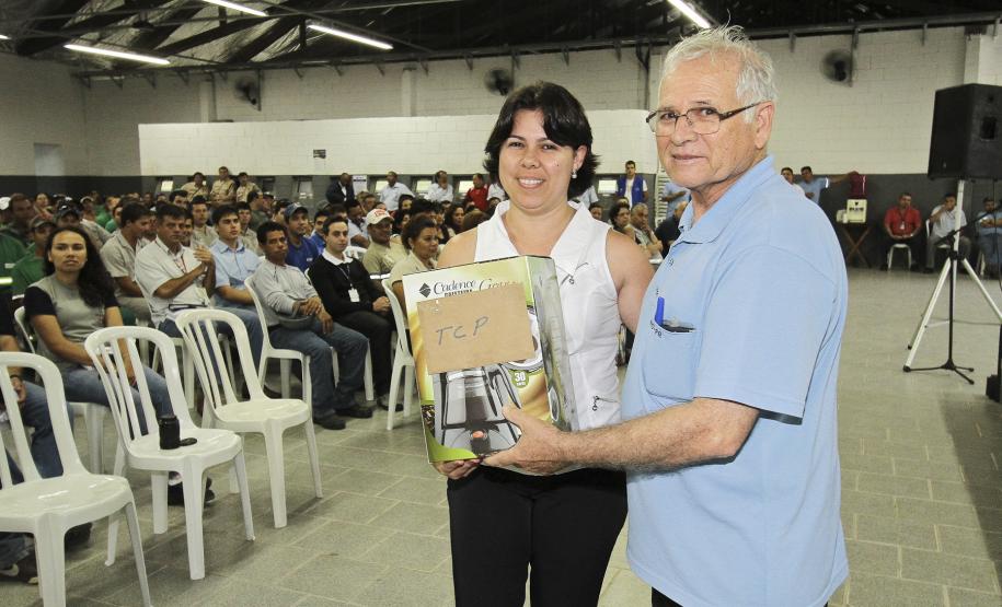 Acidentes envolvendo Trabalhadores Portuários Avulsos cai 30% em Paranaguá Cerca de 11 mil trabalhadores atuam nos terminais portuários privados, empresas exportadoras e importadoras, agenciadores marítimos, fornecedores e praticagem em Paranaguá. Outros 2.600 TPAs atuam em Paranaguá, além dos 766 funcionários ligados diretamente à Appa.