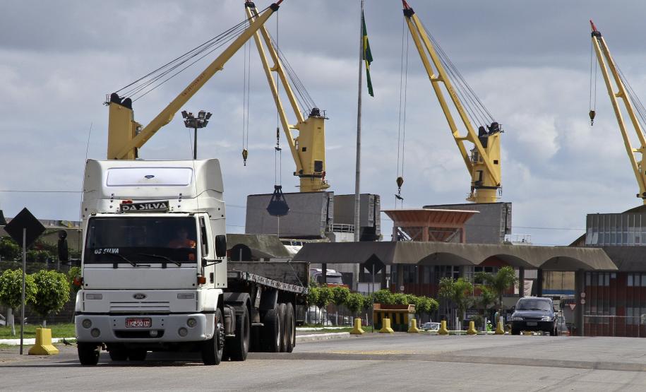 Porto de Paranaguá lança licitação para manutenção da concretagem das vias de acesso Uma vez contratada a empresa para realizar a recuperação das vias, o prazo para a conclusão das obras é de 120 dias. Com isso, a Appa volta a manter a qualidade da pavimentação das principais vias municipais que dão acesso ao porto, evitando acúmulos de sedimentos e contribuindo para a segurança e o meio ambiente.