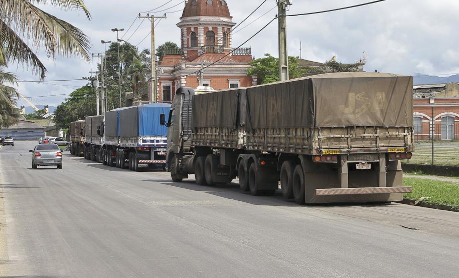 Porto de Paranaguá lança licitação para manutenção da concretagem das vias de acesso Desde o final de 2004, o Porto de Paranaguá não paga ISS a Prefeitura. Estes débitos deram origem a mais de 15 ações de execução fiscal impostas pela Prefeitura. A Appa recorreu destas execuções e ganhou em todas as instâncias de primeiro e segundo graus, sendo que duas delas já foram julgadas pelo Supremo Tribunal Federal (STF) em que os ministros Celso Melo e Joaquim Barbosa definiram que o porto não deve pagar o ISS em razão da imunidade tributária.
