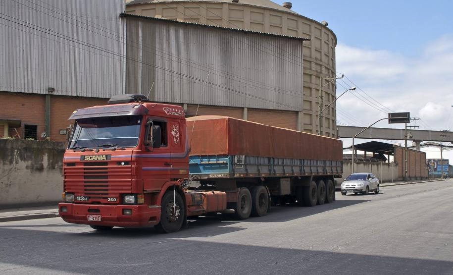 Porto de Paranaguá lança licitação para manutenção da concretagem das vias de acesso esde o final de 2004, o Porto de Paranaguá não paga ISS a Prefeitura. Estes débitos deram origem a mais de 15 ações de execução fiscal impostas pela Prefeitura. A Appa recorreu destas execuções e ganhou em todas as instâncias de primeiro e segundo graus, sendo que duas delas já foram julgadas pelo Supremo Tribunal Federal (STF) em que os ministros Celso Melo e Joaquim Barbosa definiram que o porto não deve pagar o ISS em razão da imunidade tributária.