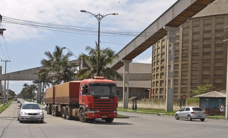 Porto de Paranaguá lança licitação para manutenção da concretagem das vias de acesso Uma vez contratada a empresa para realizar a recuperação das vias, o prazo para a conclusão das obras é de 120 dias. Com isso, a Appa volta a manter a qualidade da pavimentação das principais vias municipais que dão acesso ao porto, evitando acúmulos de sedimentos e contribuindo para a segurança e o meio ambiente.