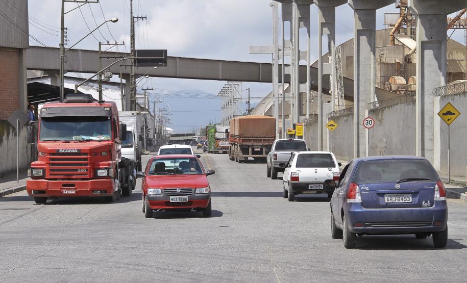 Porto de Paranaguá lança licitação para manutenção da concretagem das vias de acesso O governador também autorizou os estudos para a ampliação desta malha de vias públicas municipais concretadas de forma a melhorar o sistema viário de Paranaguá.