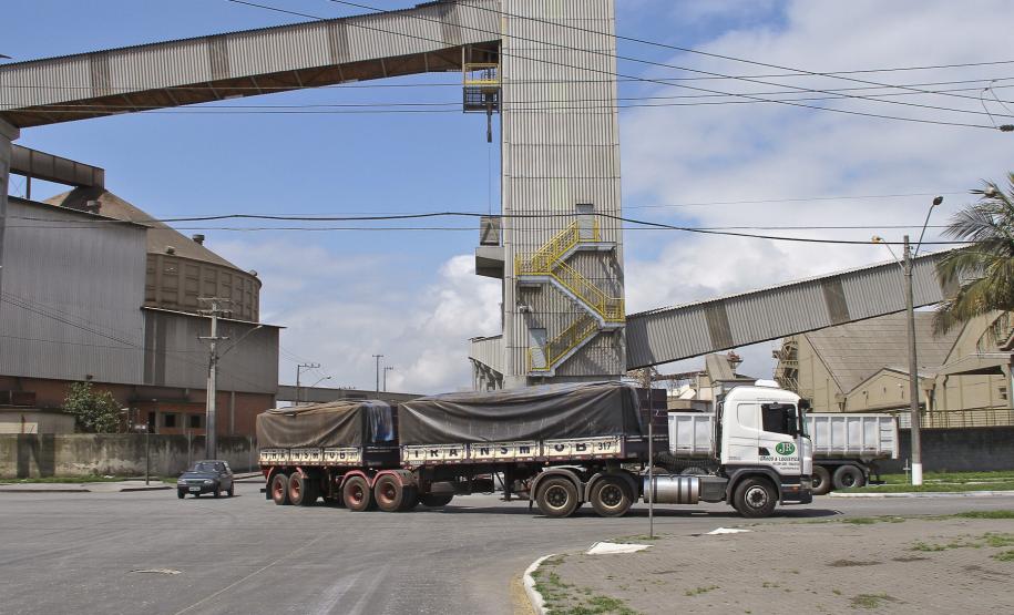 Porto de Paranaguá lança licitação para manutenção da concretagem das vias de acesso A Administração dos Portos de Paranaguá e Antonina (Appa) vai realizar a manutenção da concretagem das vias de acesso ao Porto de Paranaguá. A obra, no valor de R$ 3,25 milhões, foi autorizada pelo governador do Paraná, Beto Richa. O investimento soma-se ao anterior, quando a Appa aplicou R$ 24 milhões em recursos próprios para concretar 25 quilômetros de extensão das principais vias municipais nos arredores do Porto de Paranaguá.