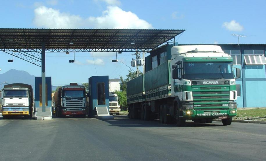 Porto de Paranaguá lança licitação para manutenção da concretagem das vias de acesso A Administração dos Portos de Paranaguá e Antonina (Appa) vai realizar a manutenção da concretagem das vias de acesso ao Porto de Paranaguá. A obra, no valor de R$ 3,25 milhões, foi autorizada pelo governador do Paraná, Beto Richa. O investimento soma-se ao anterior, quando a Appa aplicou R$ 24 milhões em recursos próprios para concretar 25 quilômetros de extensão das principais vias municipais nos arredores do Porto de Paranaguá.