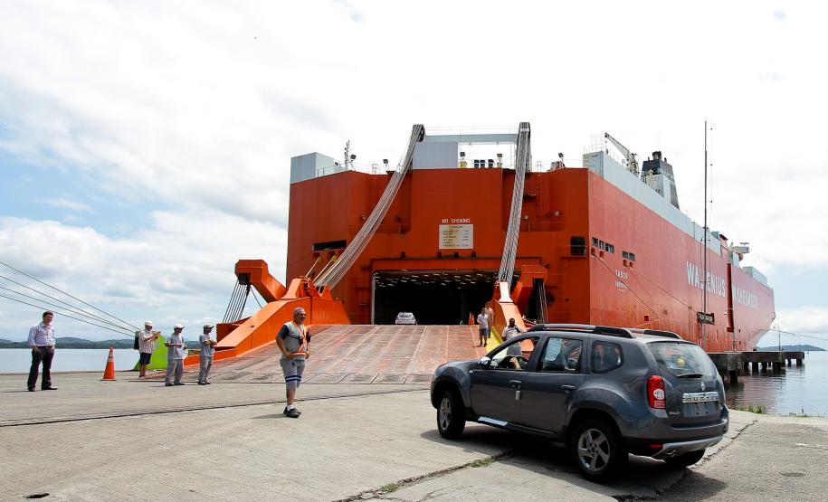 Movimentação de veículos pelo Porto de Paranaguá é 24% maior em 2011 Desde maio, o Brasil não concede mais licenças automáticas para a importação de alguns produtos argentinos – veículos, autopeças, produtos têxteis, entre outros. A medida veio como respostas às restrições semelhantes feitas pela Argentina contra produtos brasileiros, em fevereiro deste ano.