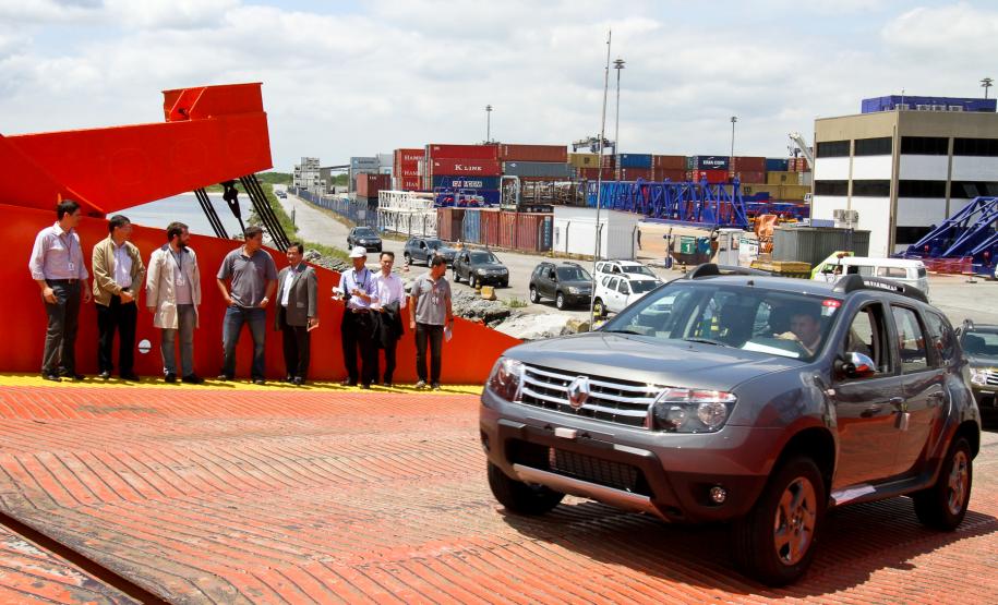 Movimentação de veículos pelo Porto de Paranaguá é 24% maior em 2011 A movimentação de veículos pelo Porto de Paranaguá registrou alta de 24% em relação a 2010. De janeiro até agora, o Porto de Paranaguá movimentou mais de 200 mil veículos contra pouco mais de 160 mil unidades no mesmo período do ano passado.