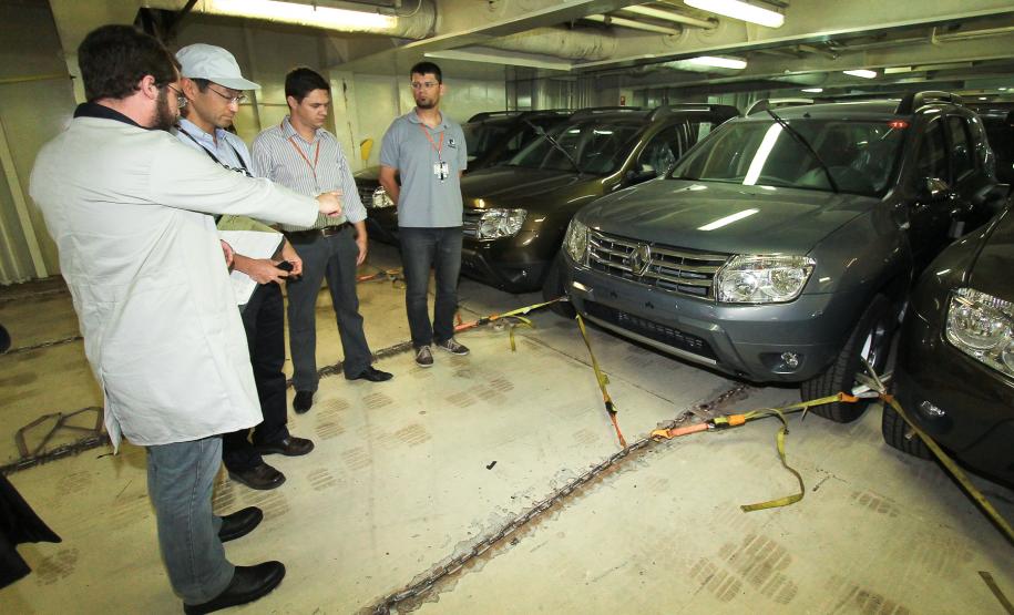 Movimentação de veículos pelo Porto de Paranaguá é 24% maior em 2011 O Porto de Paranaguá tem encontrado alternativas para conseguir atender a demanda de veículos. Aprimorando a logística interna e dedicando áreas para armazenar veículos que antes não eram destinadas para este fim.