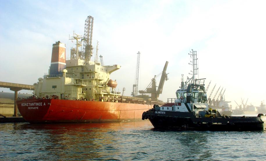 Sistema operacional do Porto de Paranaguá serve de modelo para o Porto do Pecém (CE) Com apenas nove anos de atividade, o Porto do Pecém possui pouca experiência no estabelecimento de normas operacionais, o que fez com que um grupo de diretores visitasse Paranaguá para conhecer melhor o sistema operacional adotado. Os portos de Paranaguá e Antonina, até hoje, já movimentaram 37 milhões de toneladas de mercadorias, devendo ultrapassar o volume registrado em 2010, que foi de 38 milhões de toneladas.