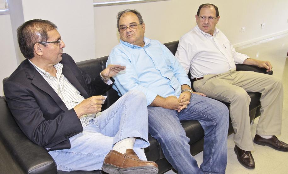 Sistema operacional do Porto de Paranaguá serve de modelo para o Porto do Pecém (CE) Em 2011, o Porto do Pecém deve fechar o ano com a movimentação de 3,8 milhões de toneladas de mercadorias. Os portos de Paranaguá e Antonina, até hoje, já movimentaram 37 milhões de toneladas de mercadorias, devendo ultrapassar o volume registrado em 2010, que foi de 38 milhões de toneladas.