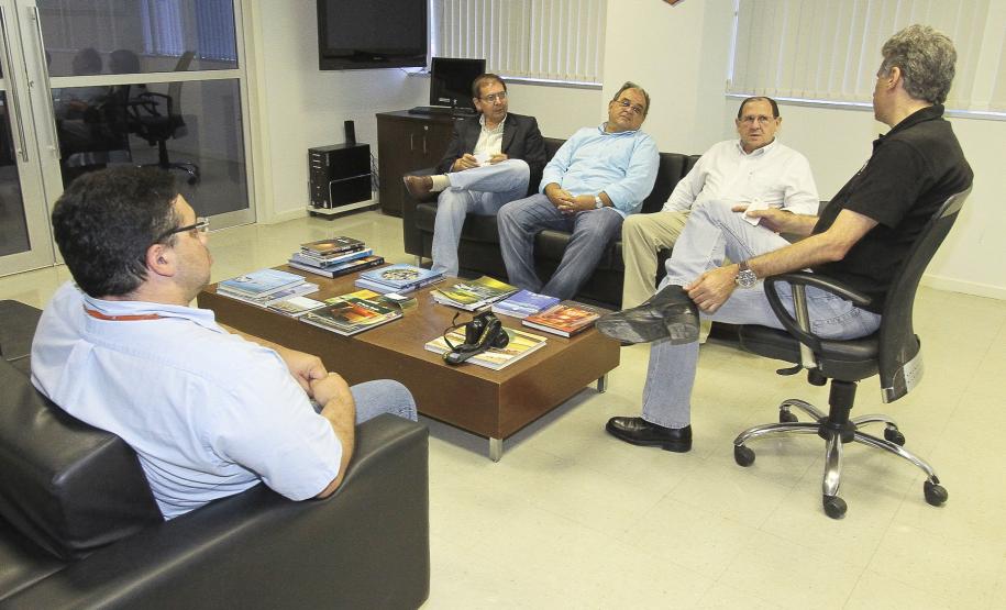 Sistema operacional do Porto de Paranaguá serve de modelo para o Porto do Pecém (CE) Técnicos do porto do Pecém, no Ceará, estiveram nesta terça-feira (29) no Porto de Paranaguá. Três diretores do terminal vieram conhecer de perto o sistema de produtividade mínima adotado pela Administração dos Portos de Paranaguá e Antonina (Appa), bem como o sistema de cobranças tarifárias. Eles foram recebidos pelo superintendente Airton Vidal Maron.